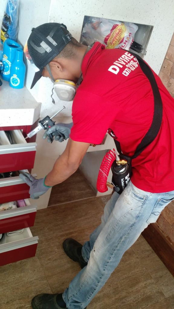 Aplicação de microgel dedetizador em cozinha